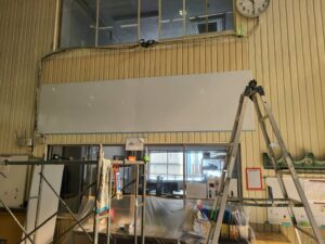 壁面にアルミ複合板取付