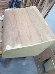 曲げベニヤを使っているのでパテ処理