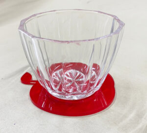 りんごのアクリルコースターとガラスのコップ