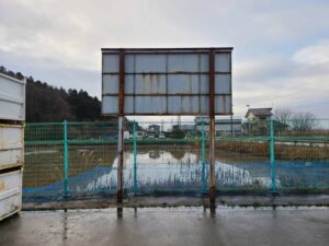 古くなった自立看板の裏側