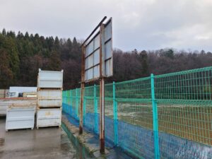 古くなった自立看板の側面