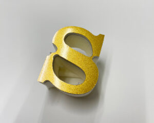 アルファベットSの字の金色カルプ切り文字