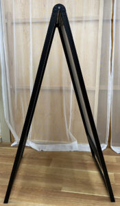 折りたたみ看板の側面