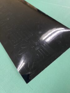 黒色カッティングシートのカット後