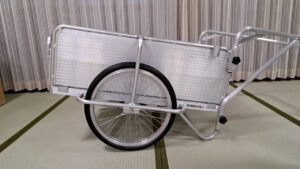 リヤカーに自治会の看板銘板